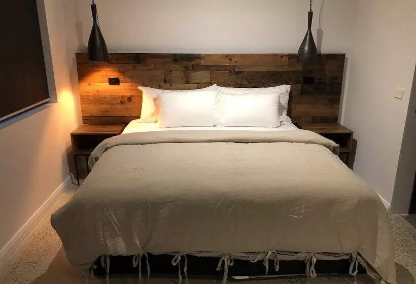 Timber Door Luxury Accommodation Geelong