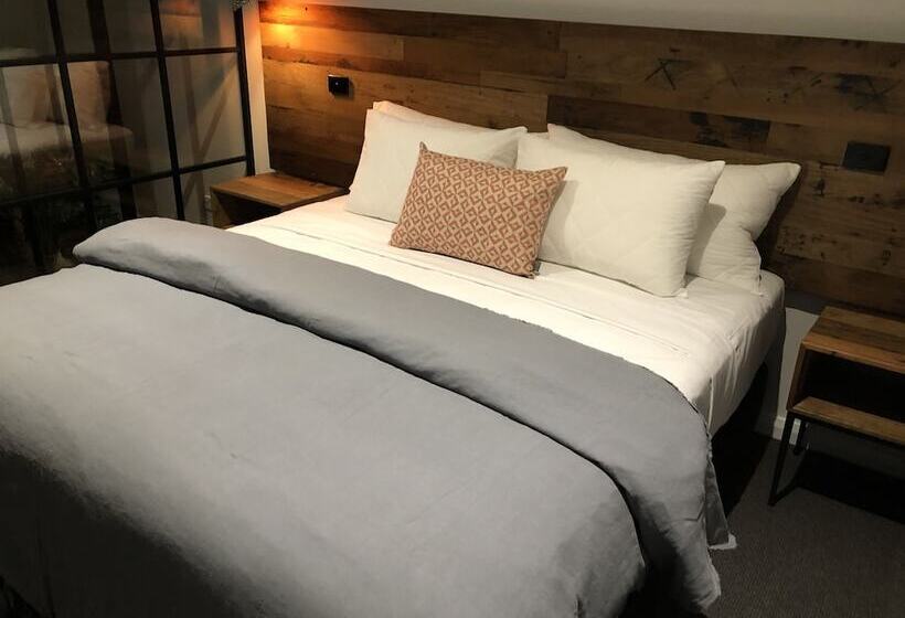 Timber Door Luxury Accommodation Geelong