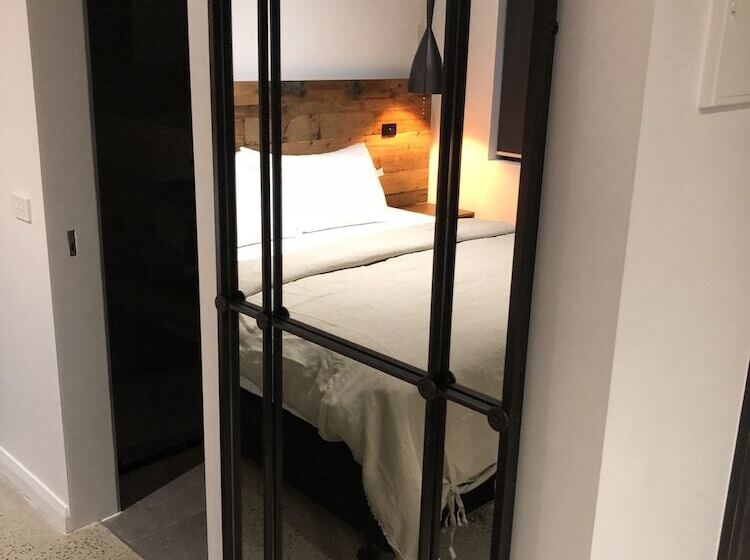 Timber Door Luxury Accommodation Geelong