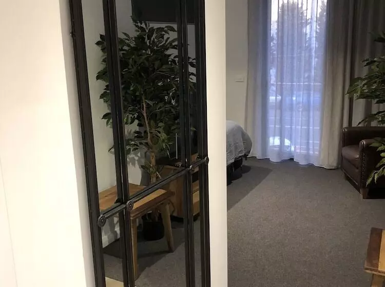 Timber Door Luxury Accommodation Geelong