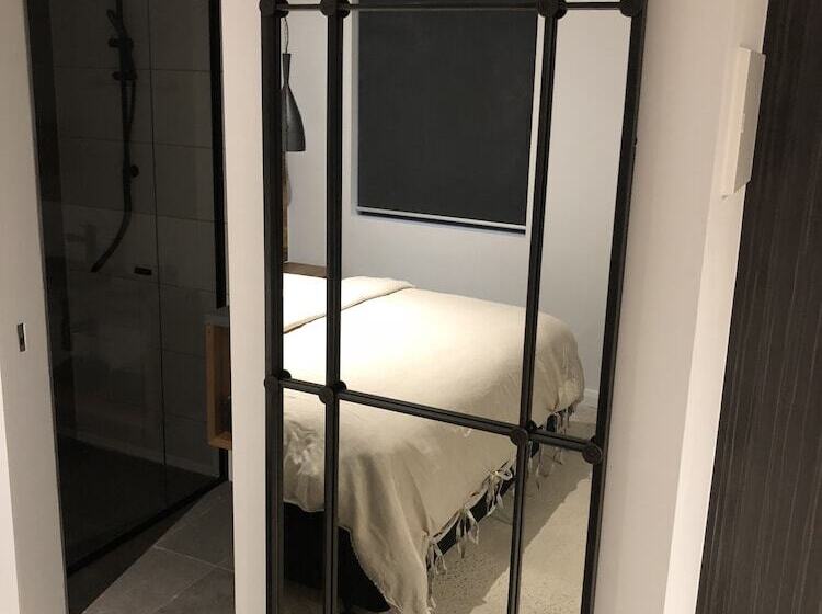 Timber Door Luxury Accommodation Geelong