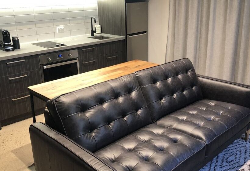 Timber Door Luxury Accommodation Geelong