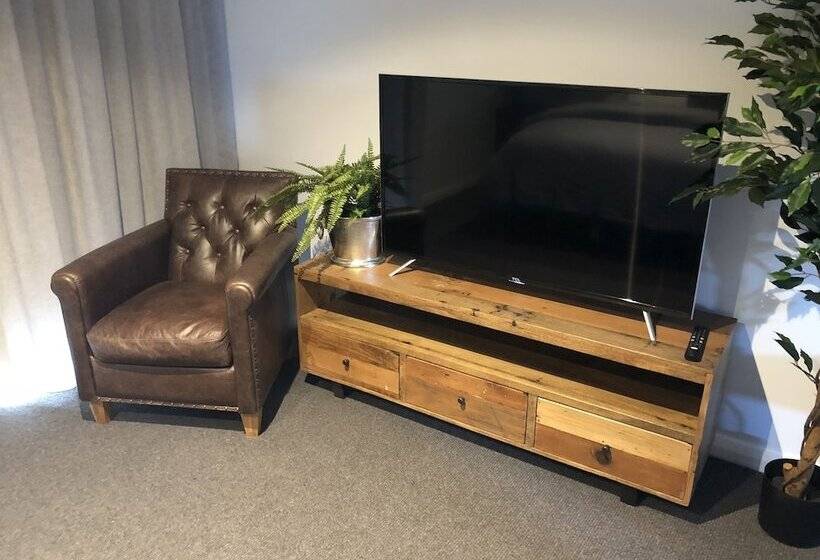 Timber Door Luxury Accommodation Geelong