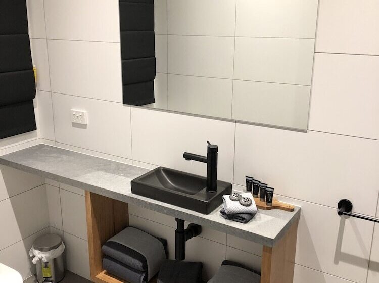 Timber Door Luxury Accommodation Geelong