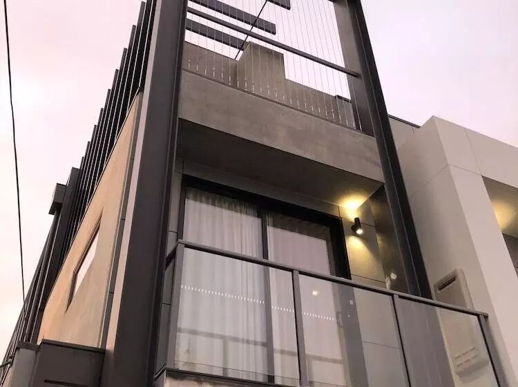 Timber Door Luxury Accommodation Geelong