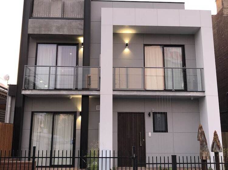 Timber Door Luxury Accommodation Geelong