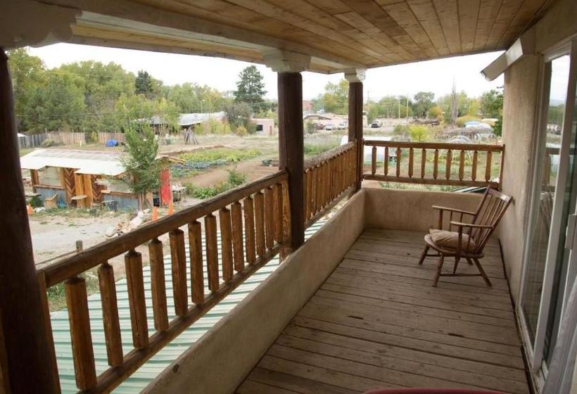 הוסטל Snowmansion Taos Adventure Lodge