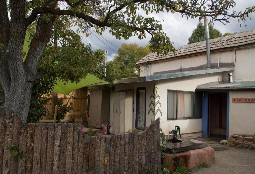 הוסטל Snowmansion Taos Adventure Lodge