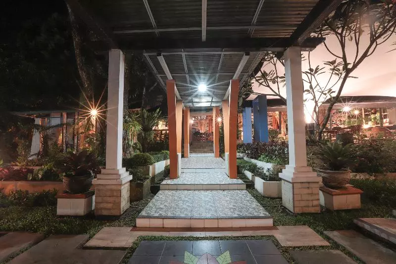 ホテル Oyo 243 The Village Bumi Kedamaian