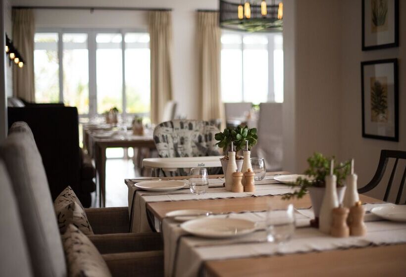 Отель Riverdene Family Lodge