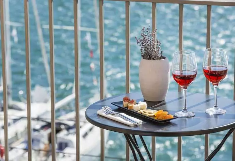 مسافرخانه Argostoli Marina Suites