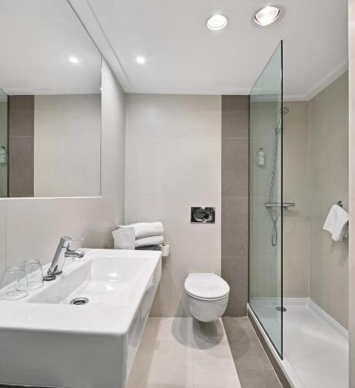 标准三人间, Almudaina