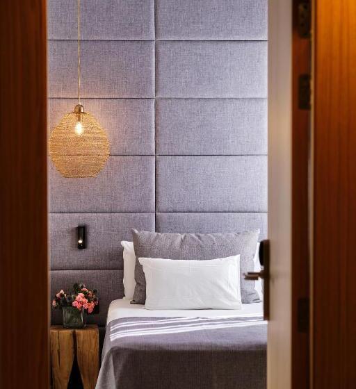 标准单人间, Almudaina