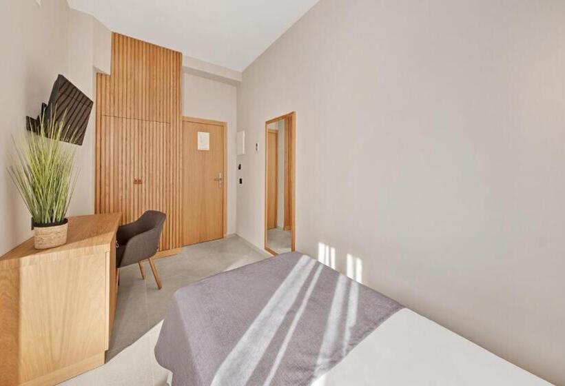 标准单人间, Almudaina