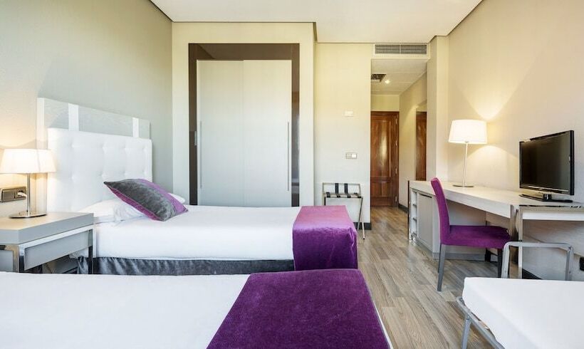 غرفة قياسية ثلاثية, Ilunion Golf Badajoz