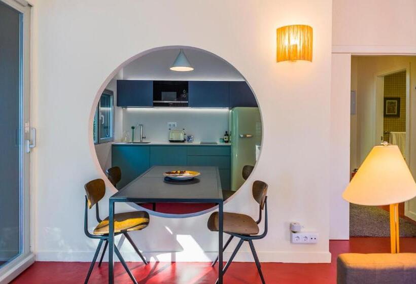 סטודיו דלוקס, La Posada De Babel