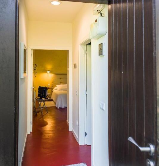 דירת שלושה חדרים, La Posada De Babel