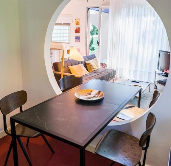 דירת שלושה חדרים, La Posada De Babel