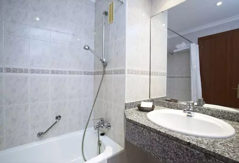 اتاق خانوادگی با چشم‌انداز دریا, Universal Hotel Romantica