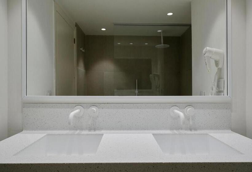 جناح جونيور, Prinsotel La Pineda