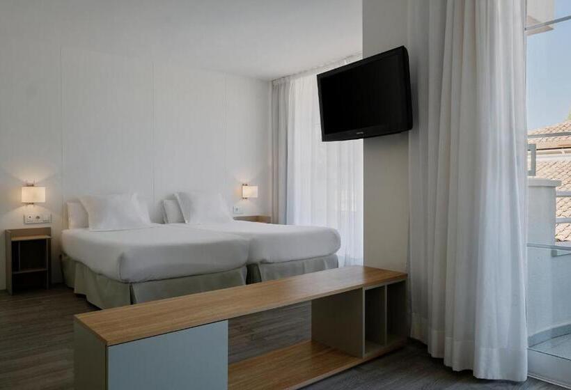 جناح جونيور, Prinsotel La Pineda