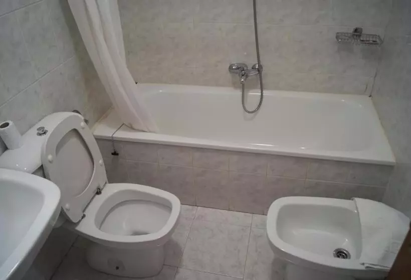 Basic Kolmen Hengen Huone, Hostal Hermanos Gutierrez