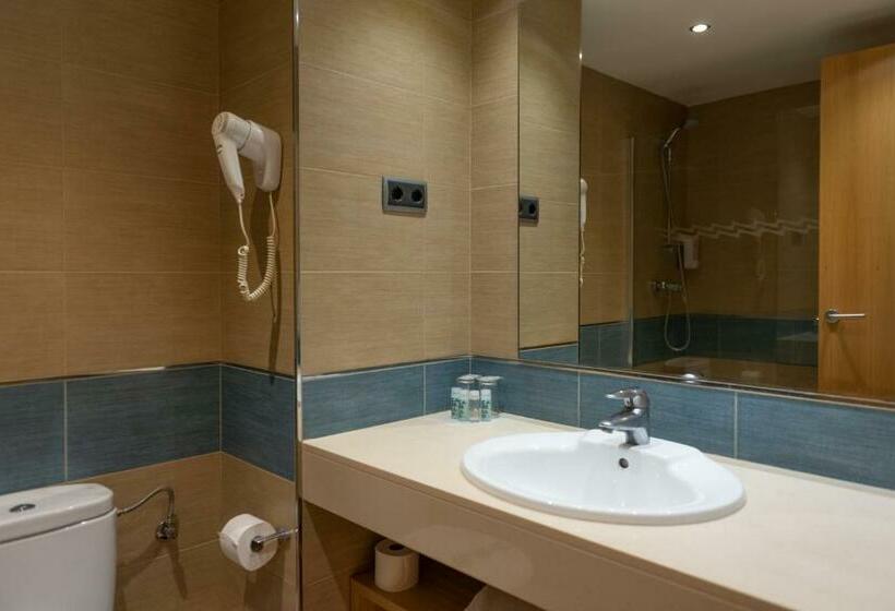 프레스티지 트리플 룸, Caprici Beach Hotel & Spa