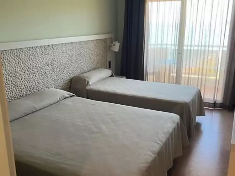 プレステージトリプルルーム, Caprici Beach Hotel & Spa