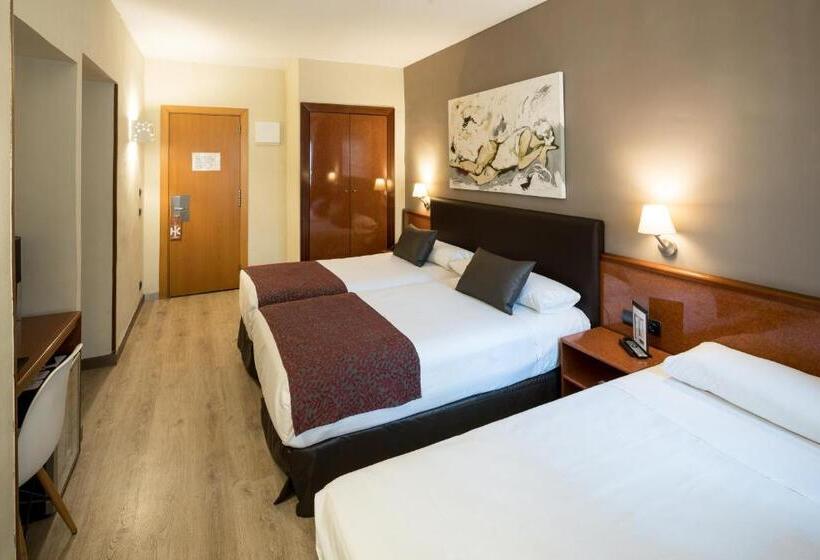 חדר סטנדרט לשלושה, Catalonia Castellnou