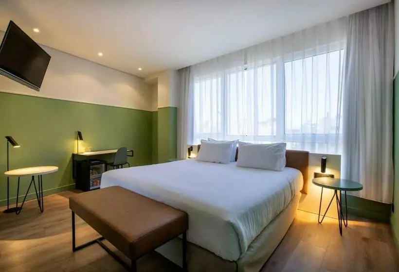 اتاق استاندارد سه نفره, Eurostars Acteon