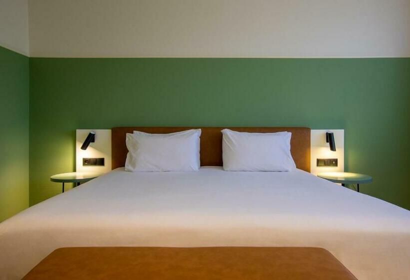 اتاق استاندارد سه نفره, Eurostars Acteon