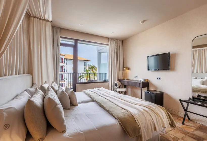 اتاق اساندارد با چشمانداز جانبی به دریا, Hoposa Uyal