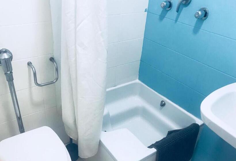 חדר בסיסי פנימי, Hugo Beach