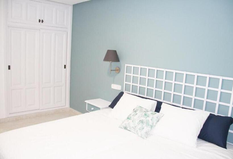 חדר סטנדרט, Hugo Beach