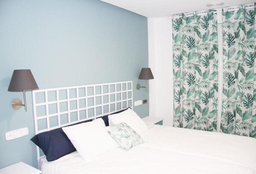 חדר סטנדרט, Hugo Beach