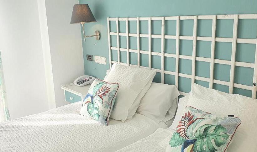 חדר סטנדרט, Hugo Beach