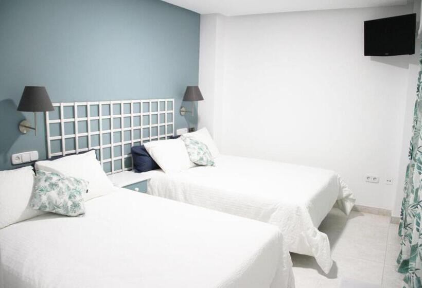 חדר משפחתי, Hugo Beach