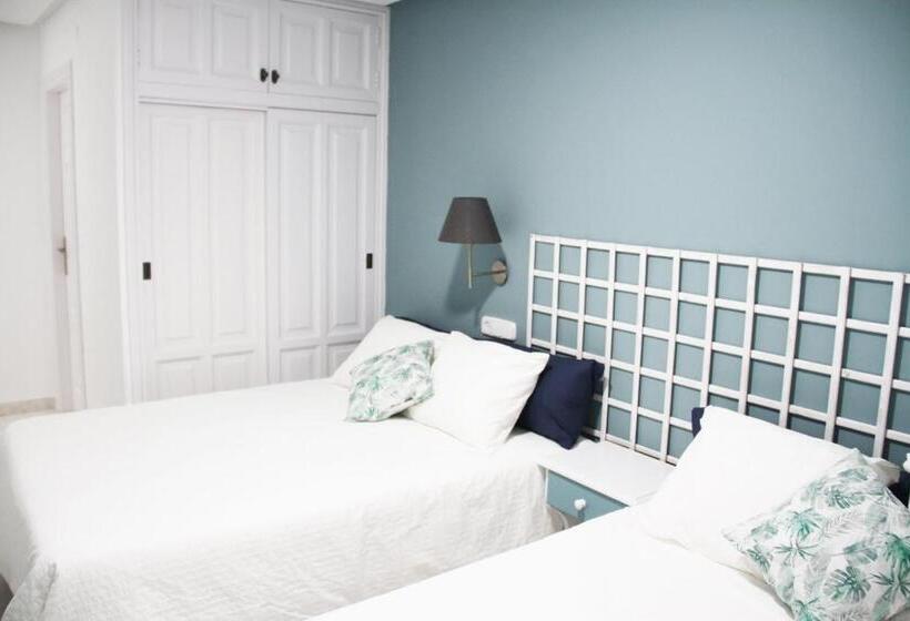 חדר משפחתי, Hugo Beach