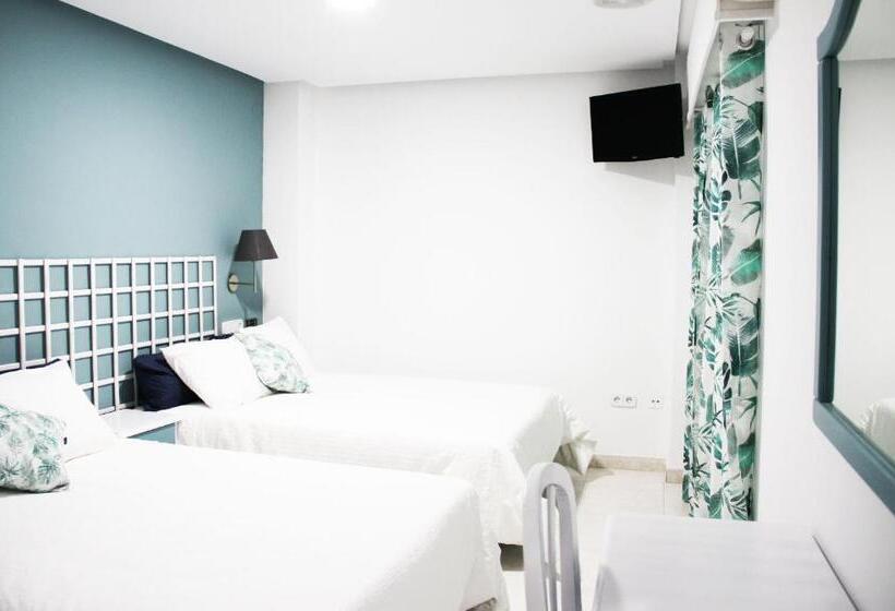 חדר משפחתי, Hugo Beach