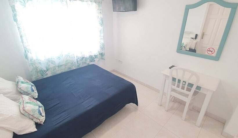 חדר סטנדרט יחיד, Hugo Beach