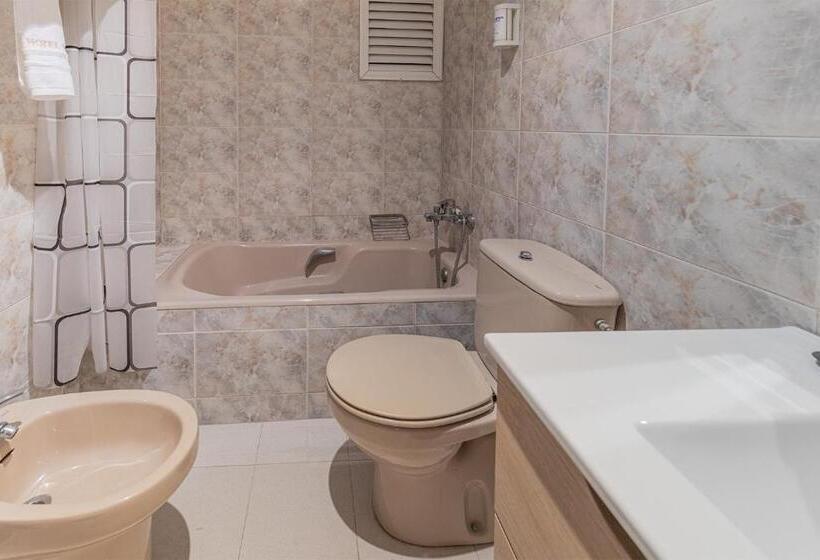 חדר אקונומי לשלושה, Vila Calella