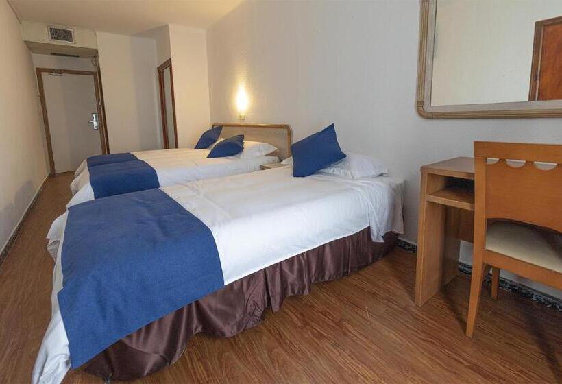 חדר אקונומי לשלושה, Vila Calella