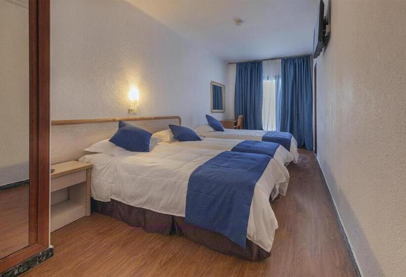 חדר אקונומי לשלושה, Vila Calella