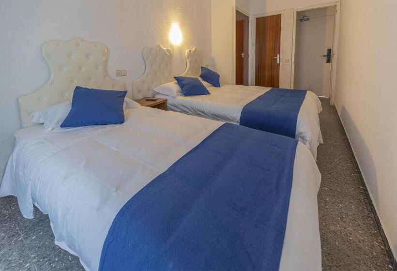 חדר לארבעה סטנדרטי עם מרפסת, Vila Calella