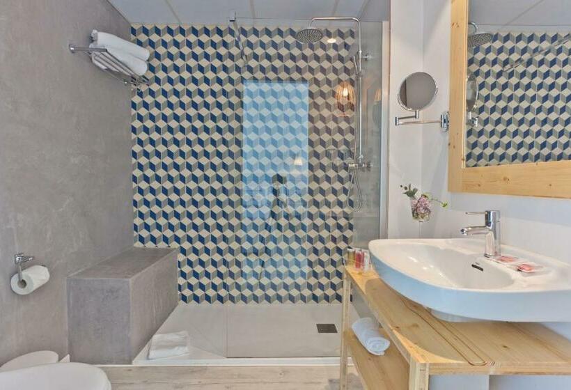 四人豪华间, Fergus Club Pineda Splash