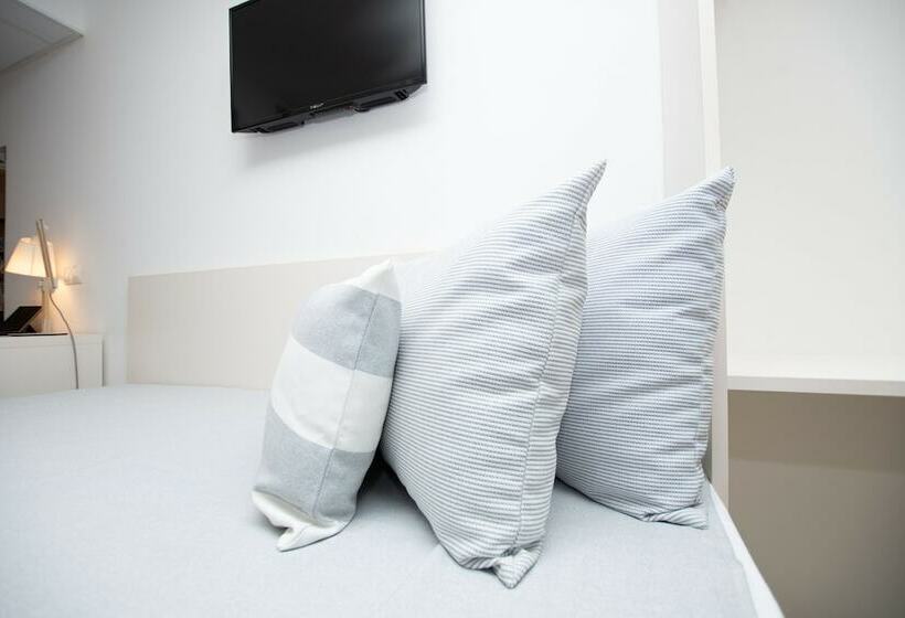 四人豪华间, Fergus Club Pineda Splash