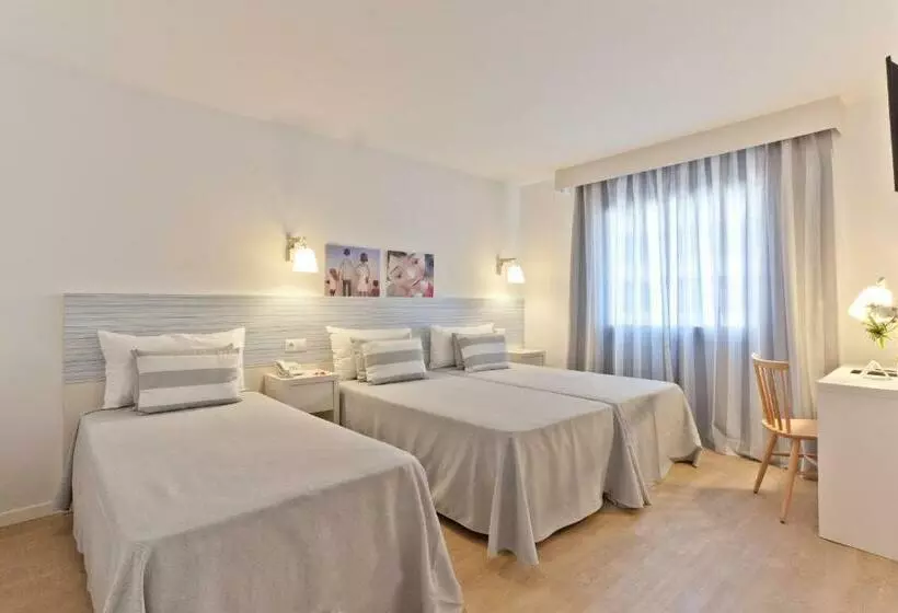 Deluxe Kolmen Hengen Huone Uima-allasnäkymä, Fergus Club Pineda Splash