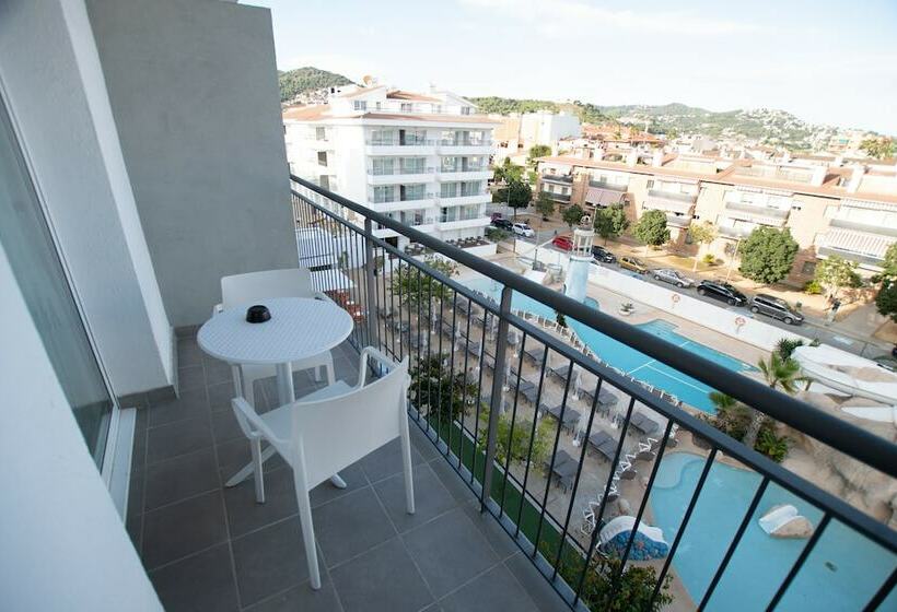 四人标准间, Fergus Club Pineda Splash