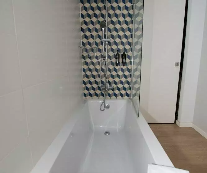 سوییت خانوادگی, Fergus Club Pineda Splash