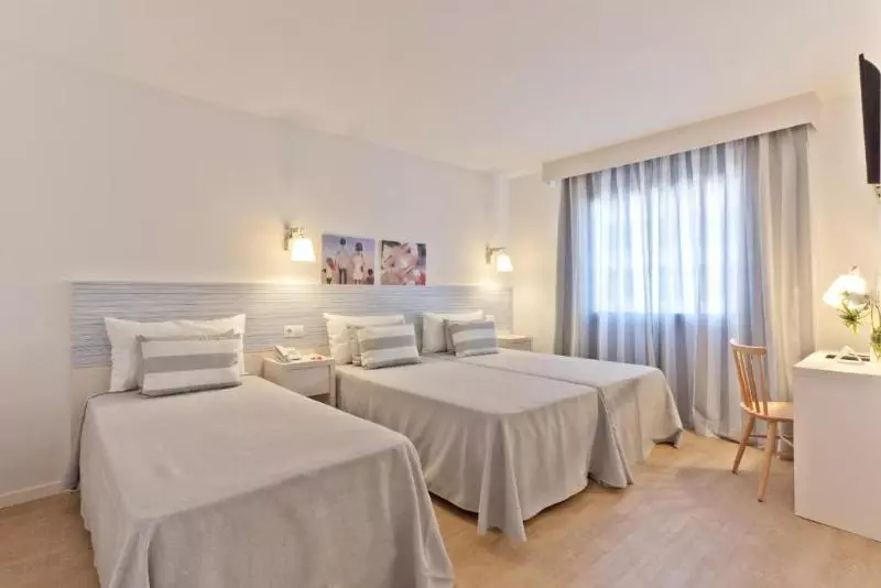 اتاق استاندارد سه نفره, Fergus Club Pineda Splash